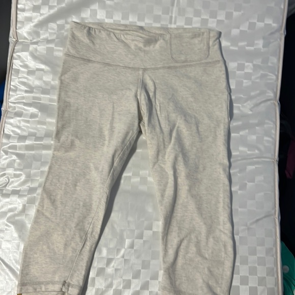 3/$20 lole small  heather white capris - Picture 1 of 6